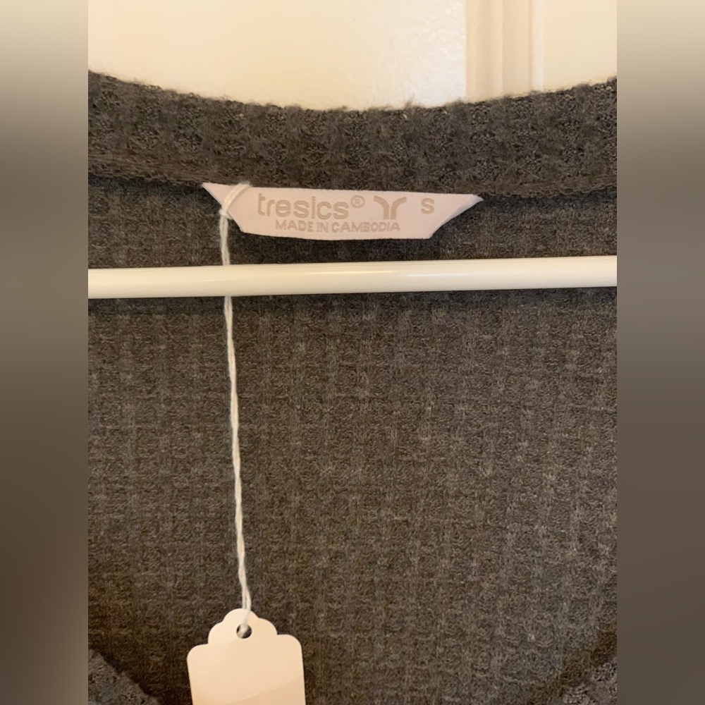 Tresics Gray V-Neck Women's Waffle Knit Sweater.  Size-Small - Picture 3 of 3